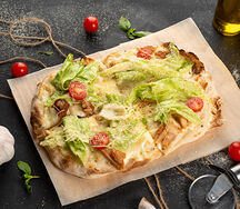 Пицца Цезарь с курицей на римском тесте