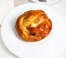 Булочка с изюмом