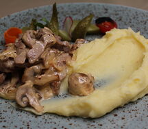 Бефстроганов с пюре