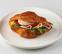Круассан с ветчиной и яйцом пашот