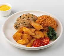 Колбаски куриные с печеным картофелем и тушеной капустой