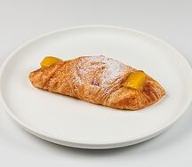Круассан с абрикосовым джемом