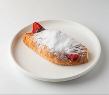 Круассан с клубникой и шоколадом