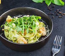 Феттуччине с креветками и рукколой