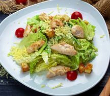 Салат Цезарь с курицей