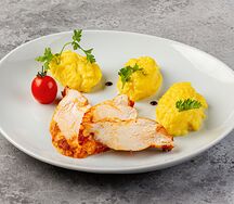 Запеченная куриная грудка с гарниром на выбор