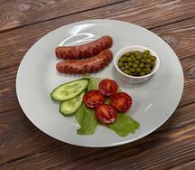 Сосиски с горошком и овощами