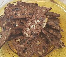 Греческие сухарики с корицей и темным изюмом