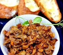 Икра из лесных грибов с жареными гренками