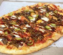 Пицца с рваным мясом и соусом BBQ