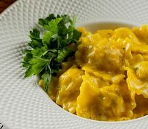 Равиоли с курицей в сырном соусе