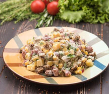 Салат с курицей, фасолью и сыром