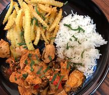Курица с овощами и гарниром