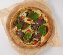 Пицца с мраморной говядиной и овощами