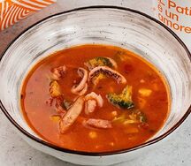 Домашняя похлебка с морепродуктами и овощами