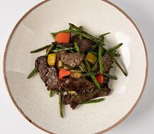 Теплый салат с мраморной говядиной