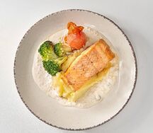 Лосось в сливочном соусе с каперсами и копченым пюре