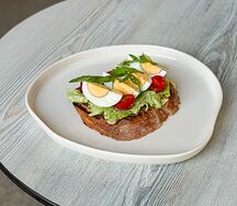 Тост Цезарь с анчоусами