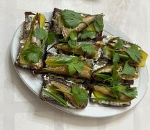 Канапе со шпротами 