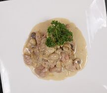 Курица с грибами в сливочном соусе