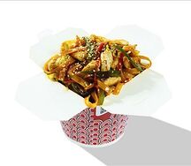 Рисовая лапша с курицей в кисло-сладком соусе