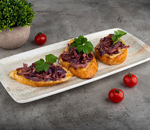 Брускетта с копченым мясом