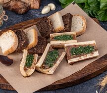 Мозговые косточки с пряной зеленью и ремесленным хлебом