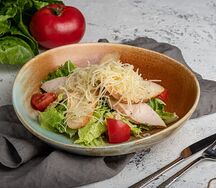 Салат Цезарь с куриной грудкой
