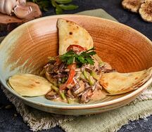 Язык с овощами под сливочным соусом с кыстыбый