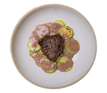 Филе миньон с кабачком и соусом из перца