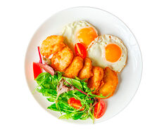 Глазунья с куриными наггетсами