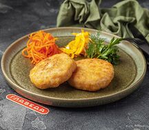 Куриные котлетки с пюре и грибным соусом