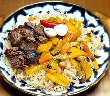 Плов с говядиной, лепёшка, овощной салат и клюквенный морс