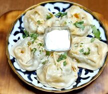 Манты и лепешка и овощной салат и клюквенный морс