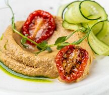 Паштет из лосося с маринованными огурцами