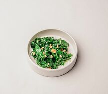 Шпинат с кедровыми орехами