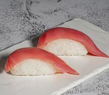 Суши тунец (2 шт)