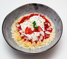 Каша пшенная со страчателлой и клубникой