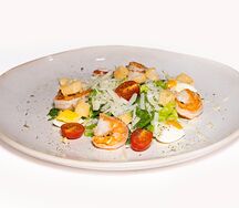 Салат Цезарь с креветками