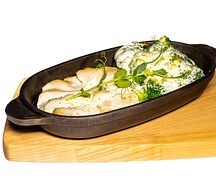 Запеченная куриная грудка с брокколи и сметаной