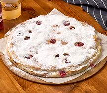 Пирог с яблоком и вишней