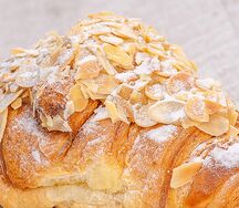 Круассан с миндалём и миндальным кремом