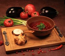 Борщ с говядиной и чесночными пампушками
