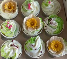 9 капкейков с шоколадными нарциссами