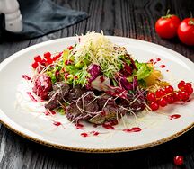 Салат с куриной печенью и авокадо