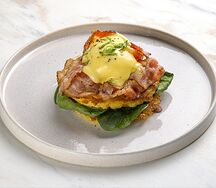 Хашбраун с беконом, яйцом пашот и соусом голландез