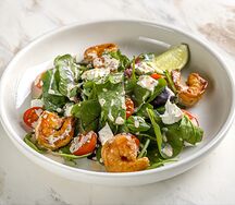 Салат с креветками, сербской брынзой и ядрами конопли