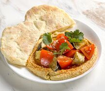 Хумус с баклажанами, томатами и питой