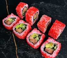 Ролл Калифорния с лососем и соусом Спайси