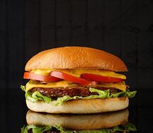 Бургер на картофельной булочке с котлетой из говядины и сыром Чеддер